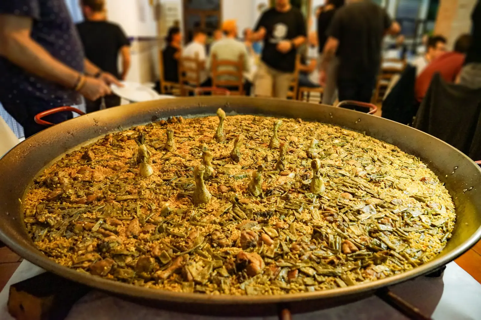 Una paella valenciana grande recién hecha en el comedor del restaurante